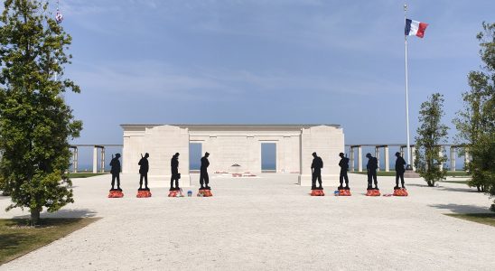 De individuele, gesponsorde gedenkplaten met namen en dankwoorden blijven wel minimaal 5 jaar op een aangewezen en zichtbare plaats op het terrein van het British Normandy Memorial.