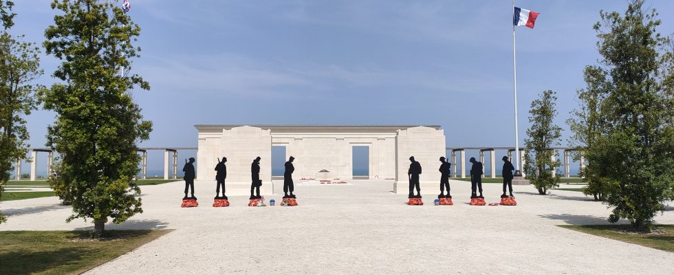 De individuele, gesponsorde gedenkplaten met namen en dankwoorden blijven wel minimaal 5 jaar op een aangewezen en zichtbare plaats op het terrein van het British Normandy Memorial.